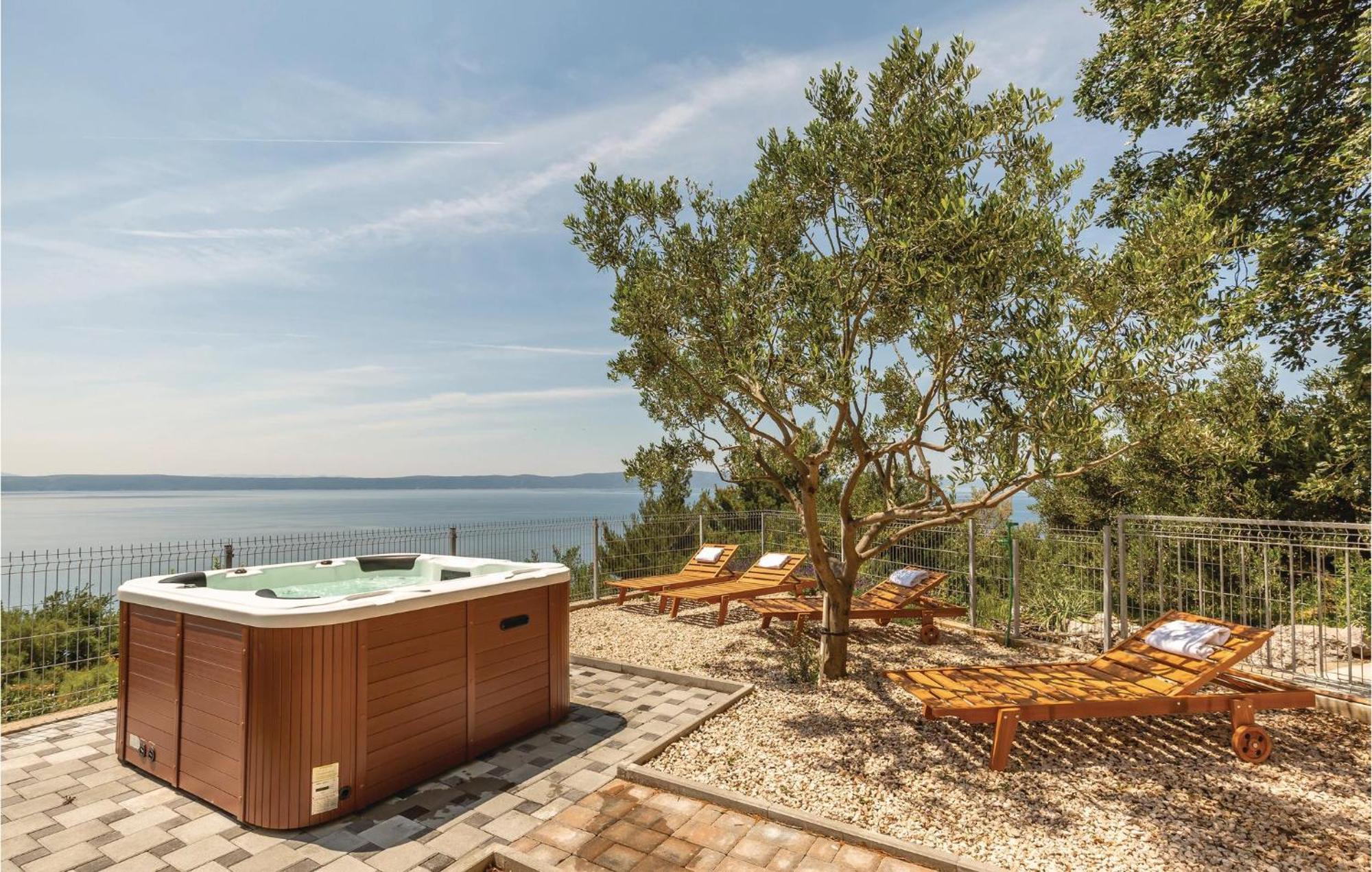 Gorgeous Home In Podgora With Jacuzzi Exterior foto